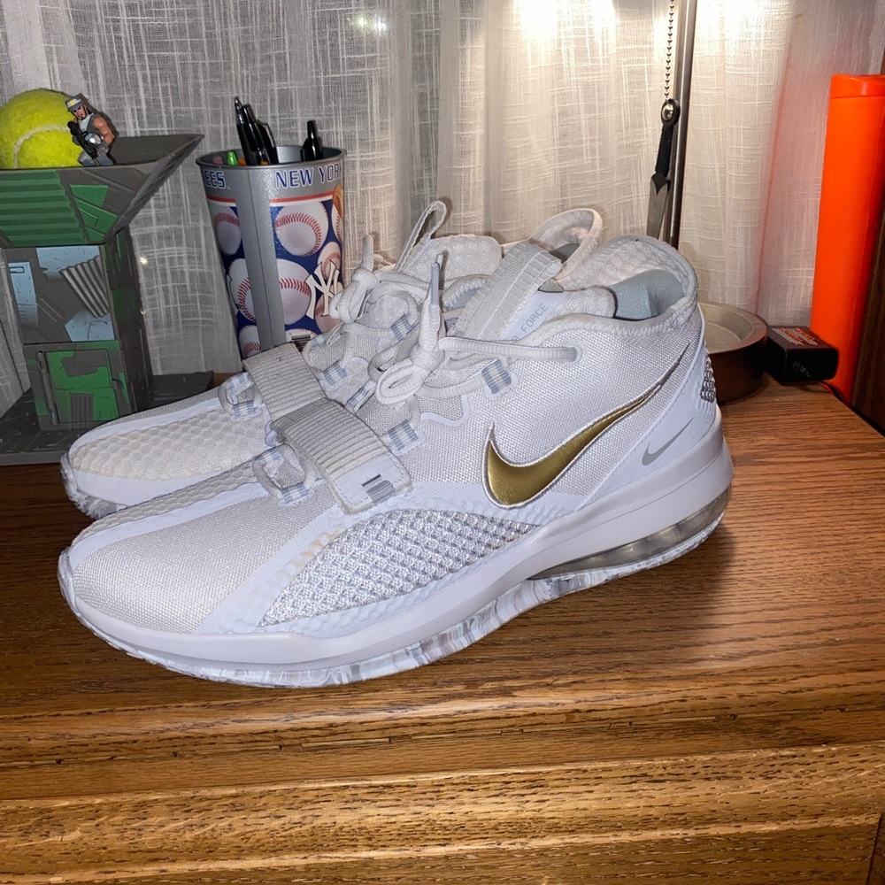 Air max basketball shoes